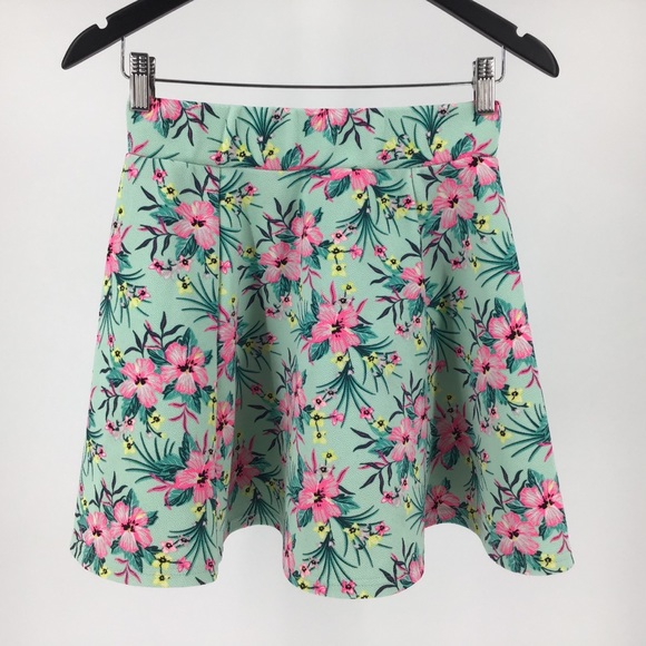 Divided H&M Hibiscus Patterned Skater Skirt, Small - Picture 9 of 16